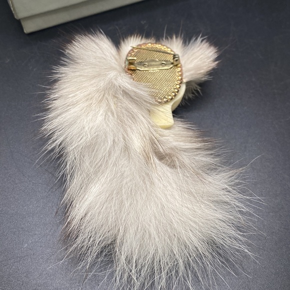 Gorgeous Fur Porcelain Lady Face Brooch - Picture 4 of 6